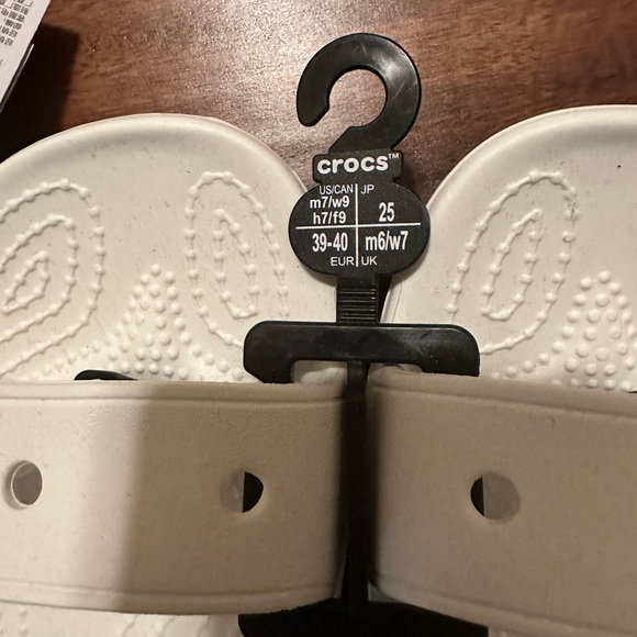 NWT CLASSIC CROC SANDAL. SIZE 9 - Picture 4 of 4